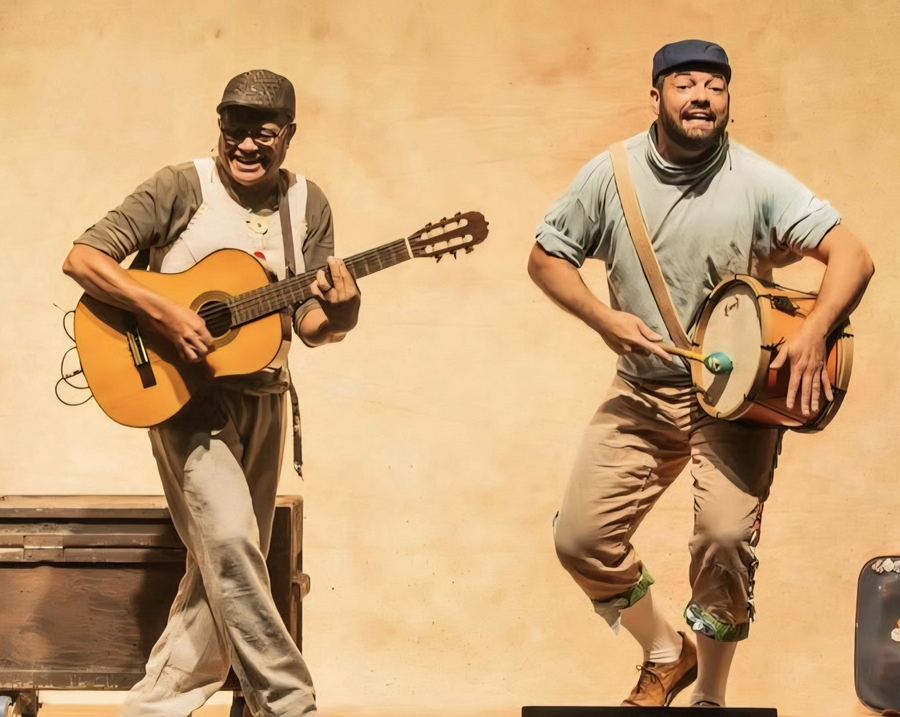 Os músicos do Sintonia Dominó tocando violão e zabumba